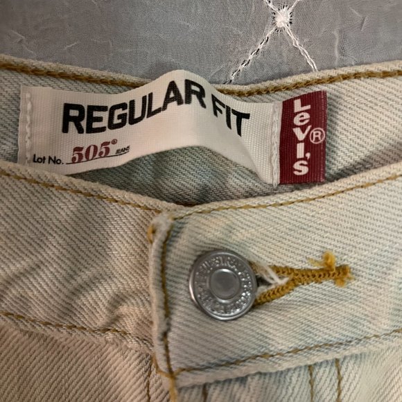 light wash Levi's jean shorts size 34 - Picture 3 of 5